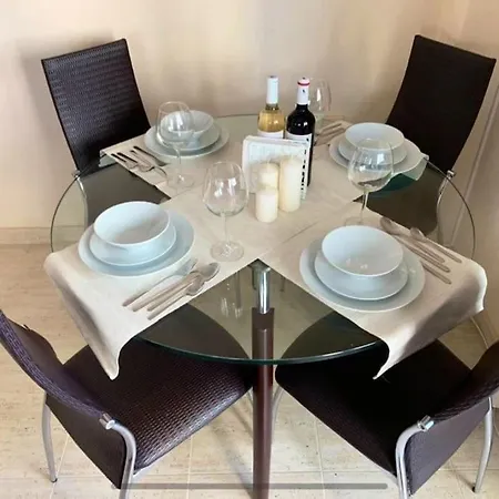2bed Flat With Big Lounge&pool!5min Walk To Beach! *
